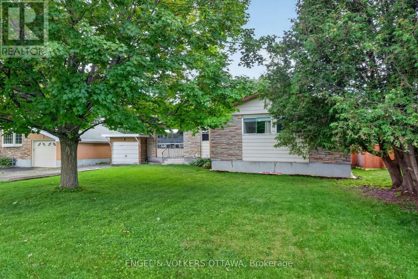14 Oakview Avenue, Ottawa, ON, K2G 3A1