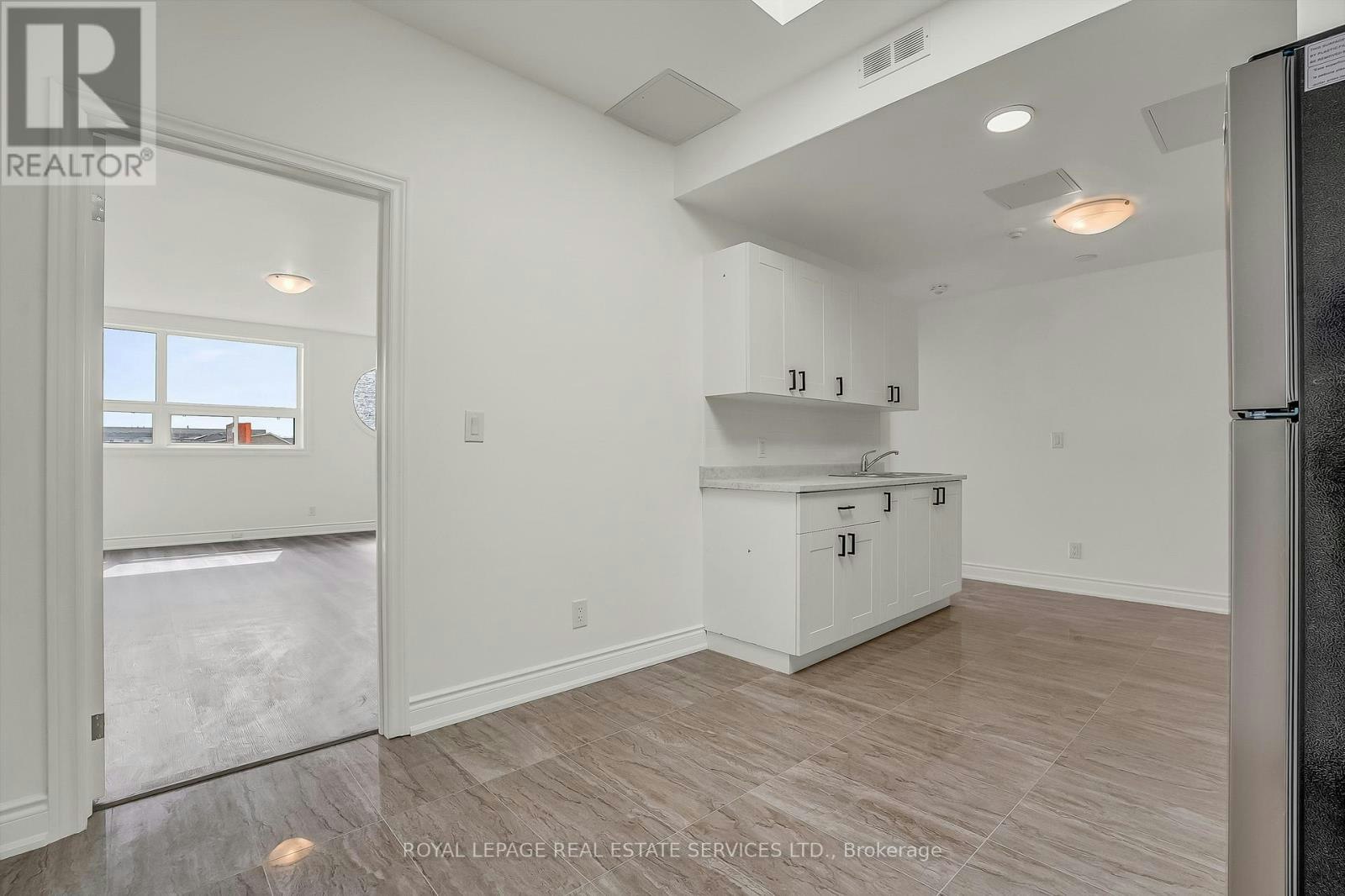 302-2820 Danforth Avenue, Toronto, ON, M4C 1M1 - 3