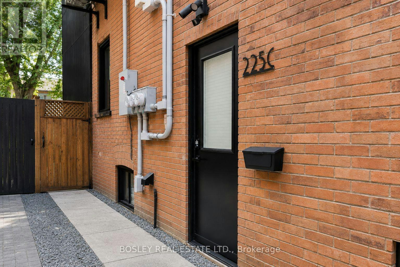 C-225 Gainsborough Road, Toronto, ON, M4L 3C7 - 2