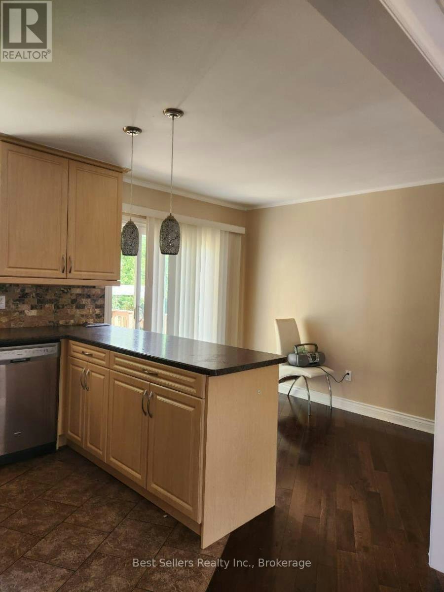 12 Bowshelm Court, Mississauga, ON, L5N 1K1 - 3