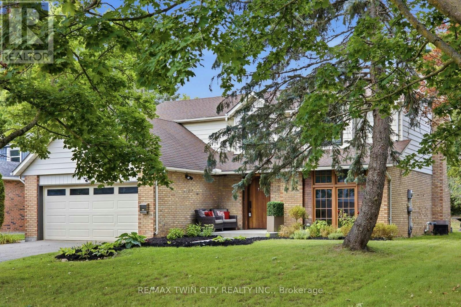 416 Clairbrook Crescent, Waterloo, ON, N2L 5V7
