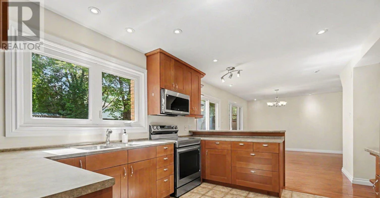 10 Woodview Crescent, Ottawa, ON, K1B 3A9 - 7