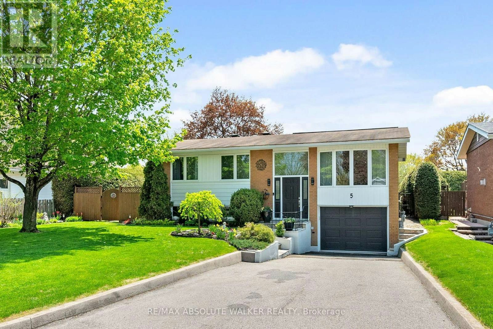 5 Herrington Court WEST, Ottawa, ON, K2H 6B9