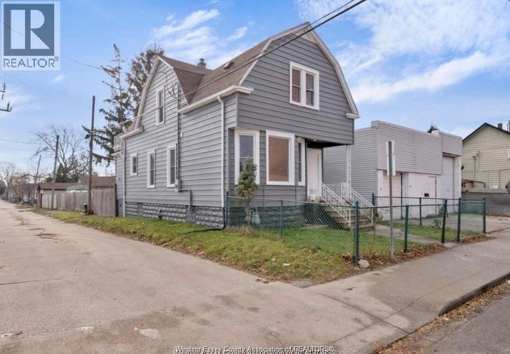 637 Tuscarora, Windsor, ON, N9A 3M3