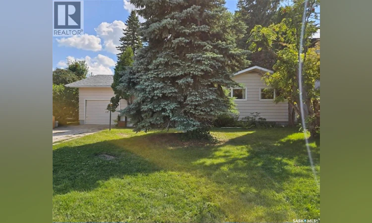 123 Riedel Avenue W