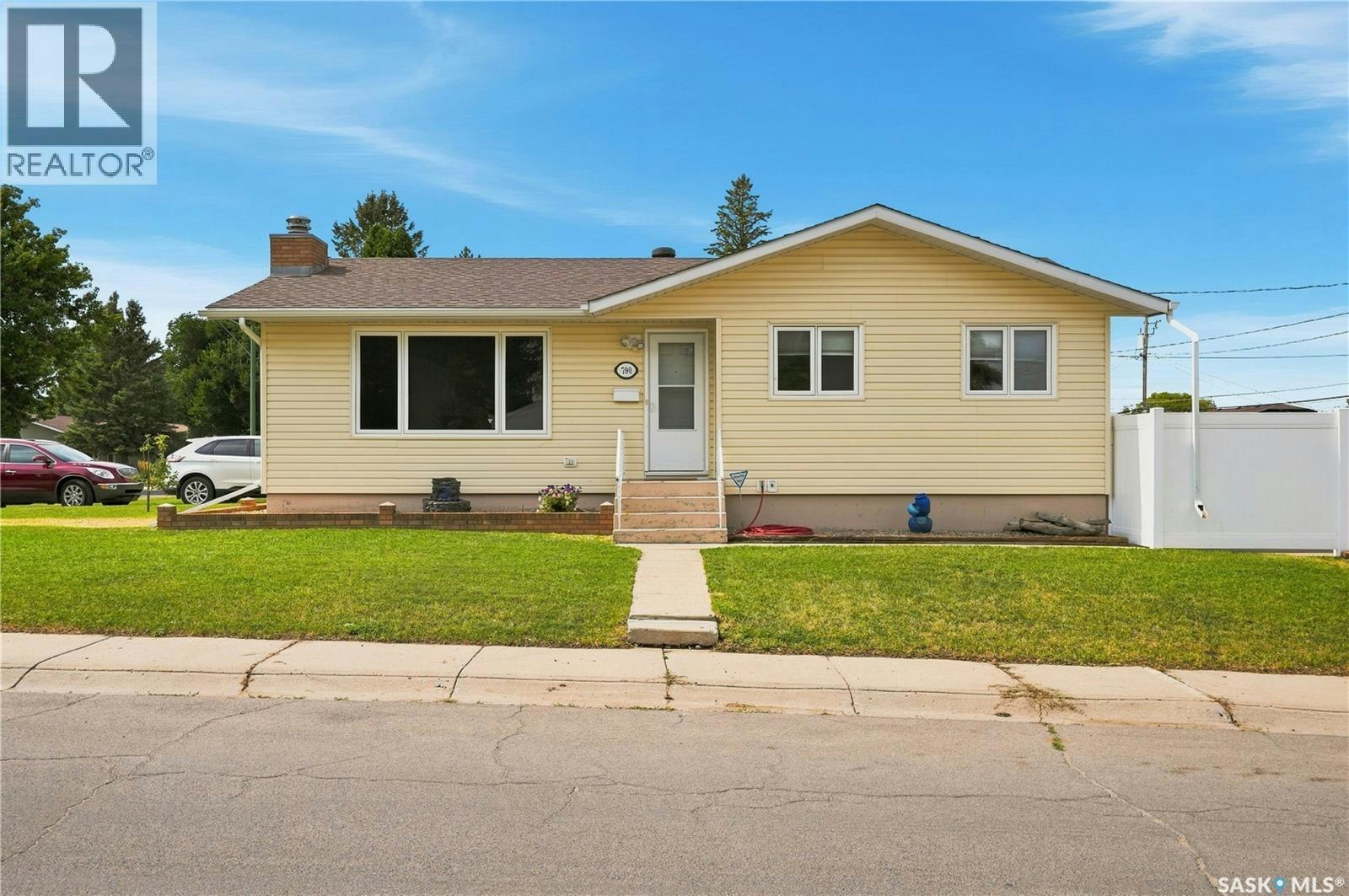 790 13th Avenue SW, Moose Jaw, SK, S6H 6H6