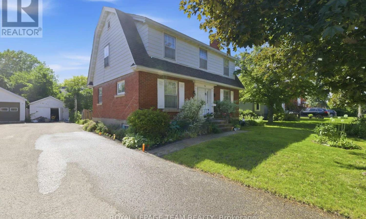 416 Tweedsmuir Avenue