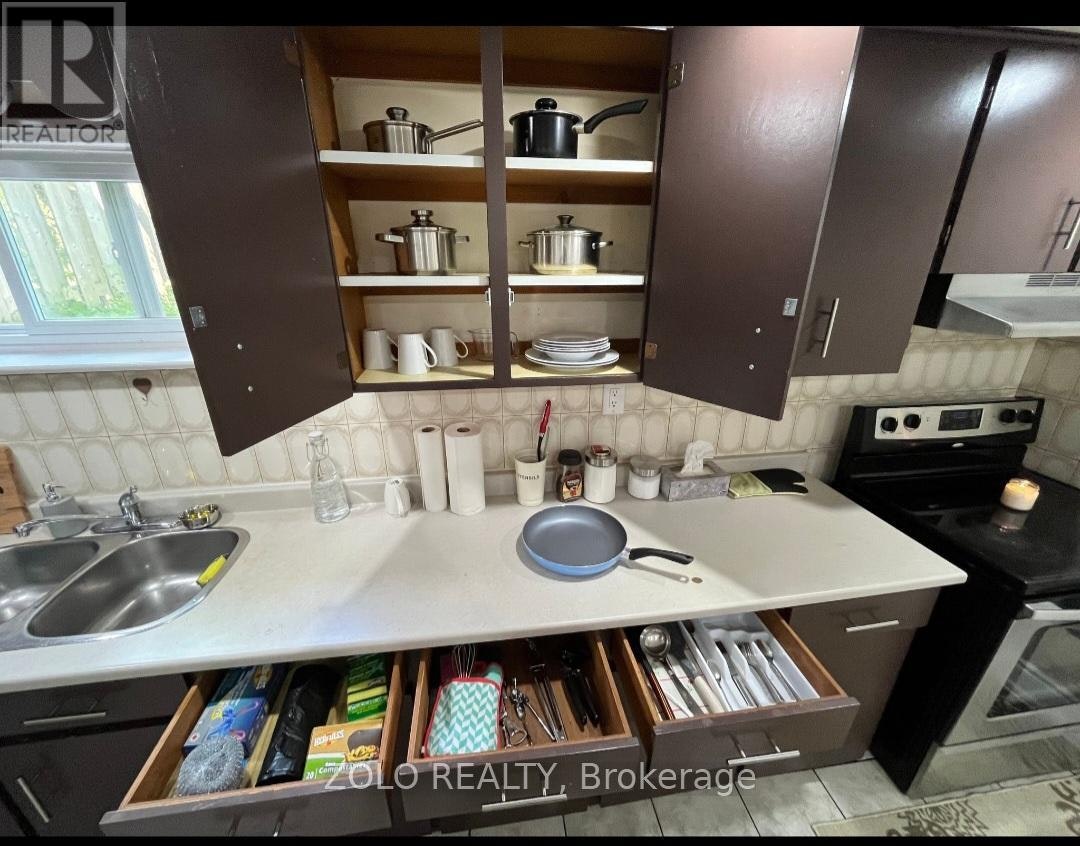 3402 Frobex Court, Mississauga, ON, L5C 2B5 - 2