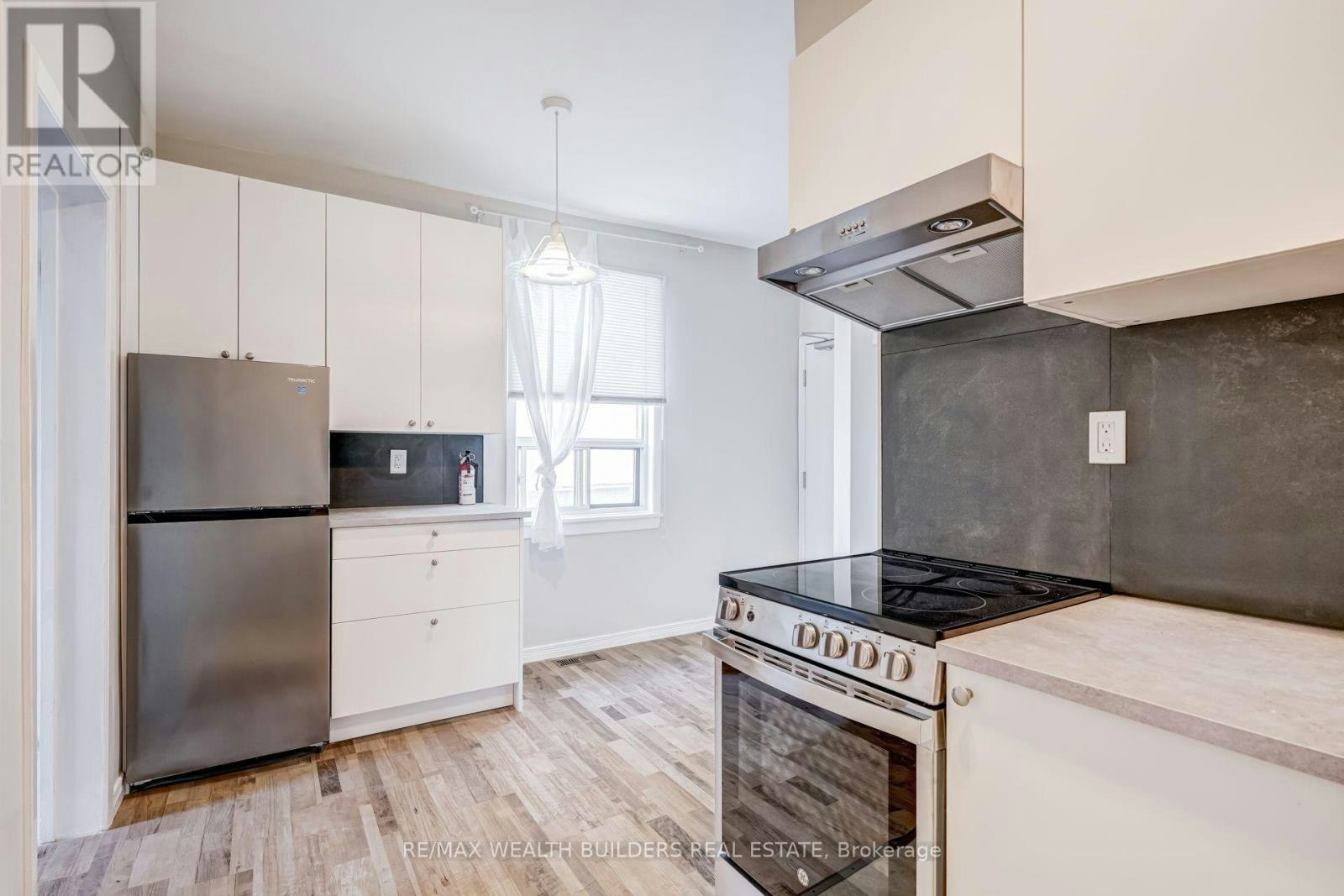 UPPER 2-2443 Dundas Street W, Toronto, ON, M6P 1X3