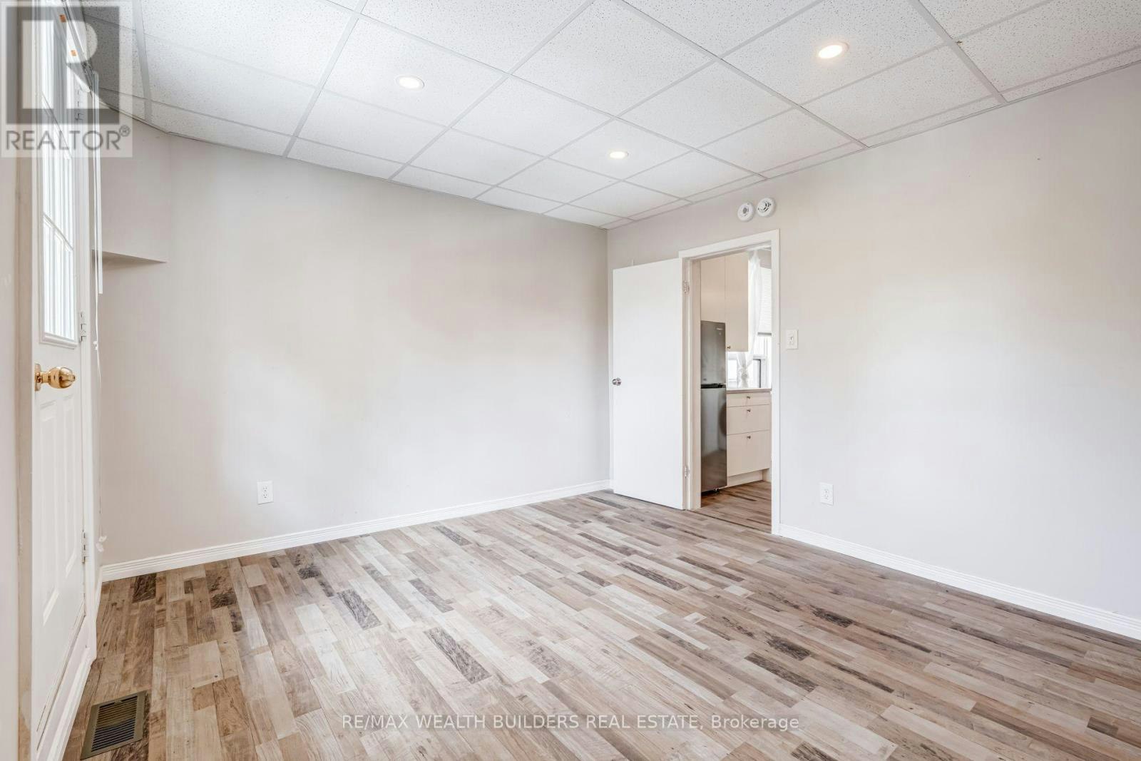UPPER 2-2443 Dundas Street W, Toronto, ON, M6P 1X3 - 10
