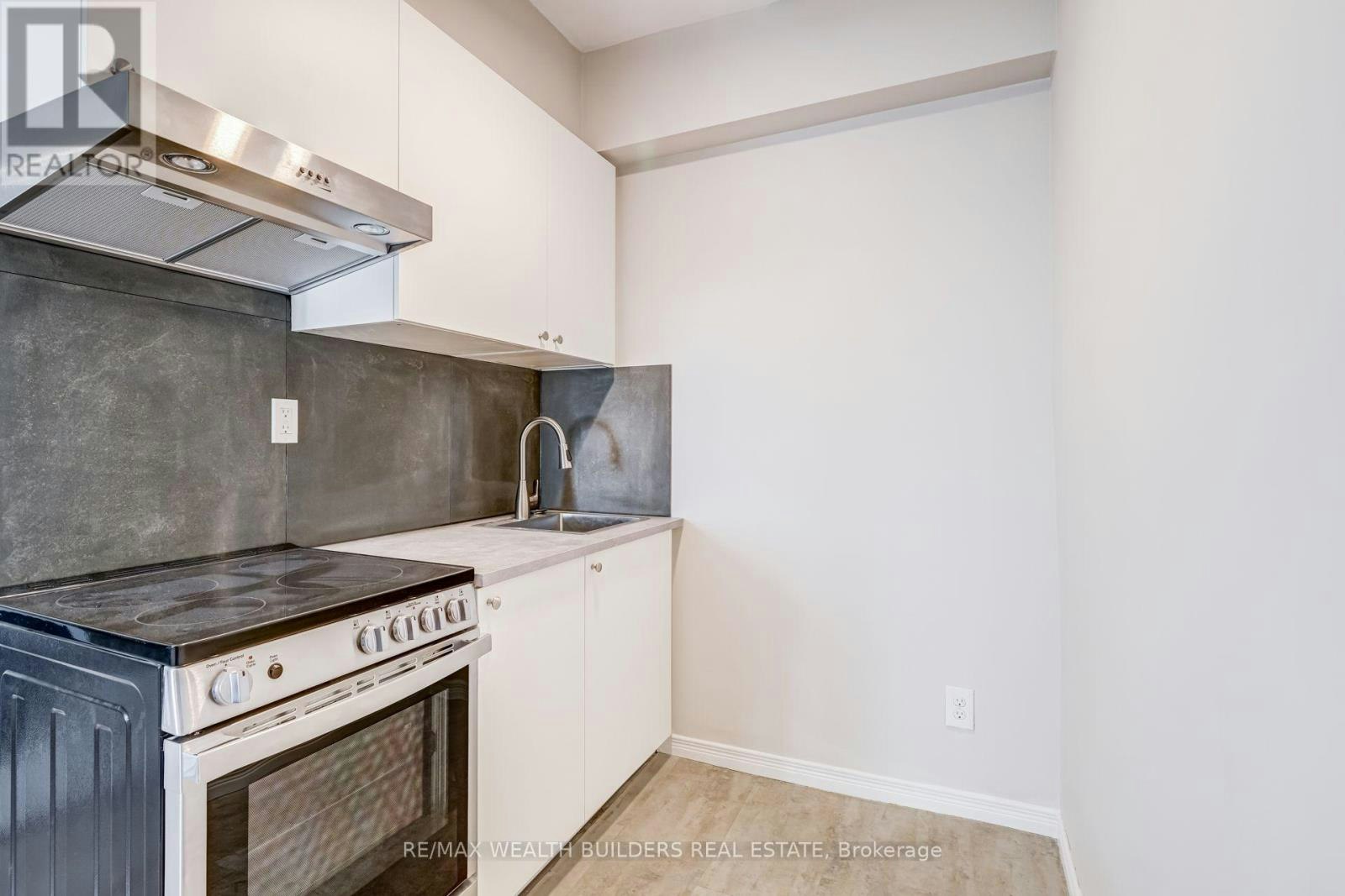 UPPER 2-2443 Dundas Street W, Toronto, ON, M6P 1X3 - 5