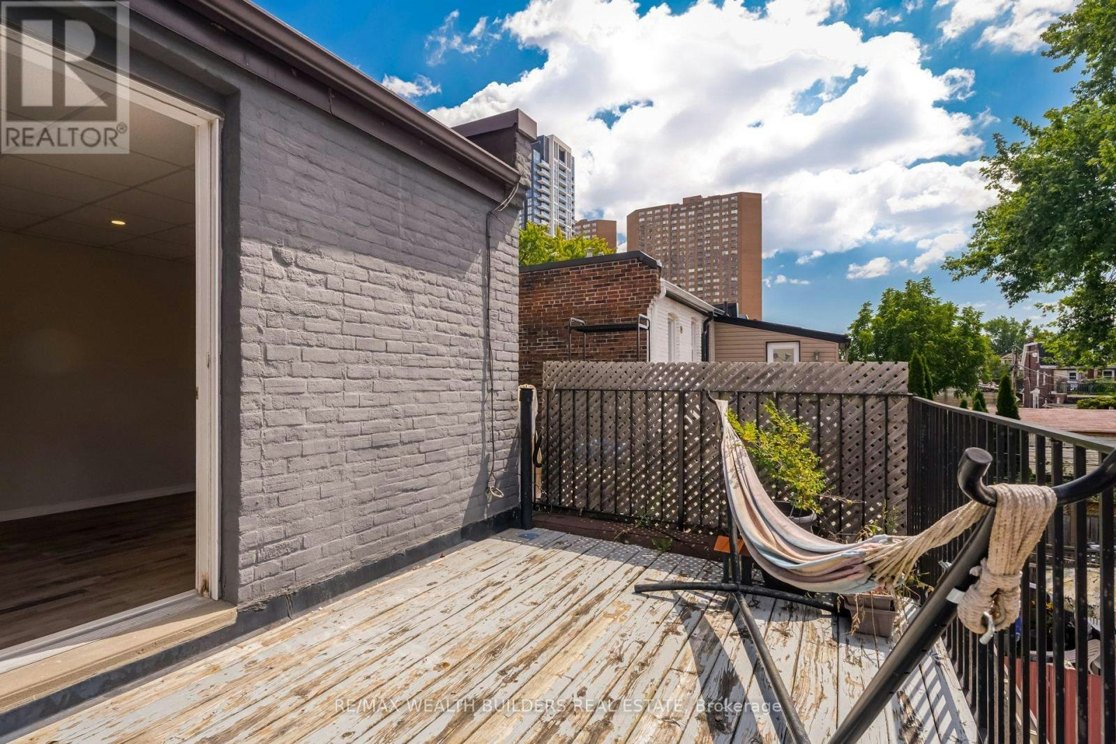 UPPER 2-2443 Dundas Street W, Toronto, ON, M6P 1X3 - 17