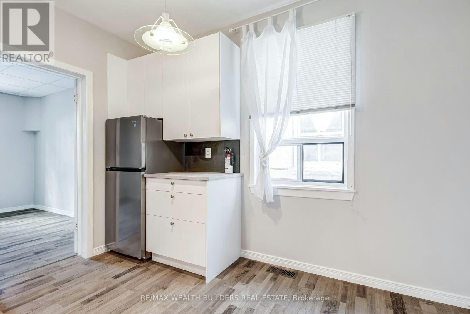 UPPER 2-2443 Dundas Street W, Toronto, ON, M6P 1X3 - 4