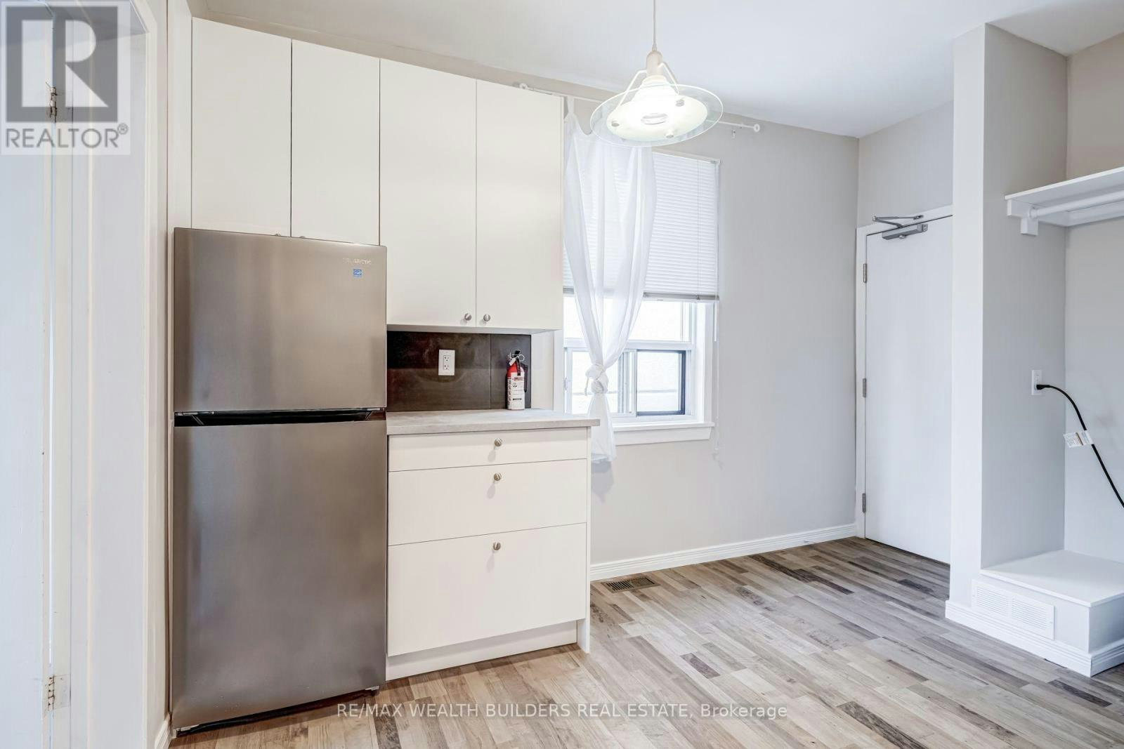 UPPER 2-2443 Dundas Street W, Toronto, ON, M6P 1X3 - 2