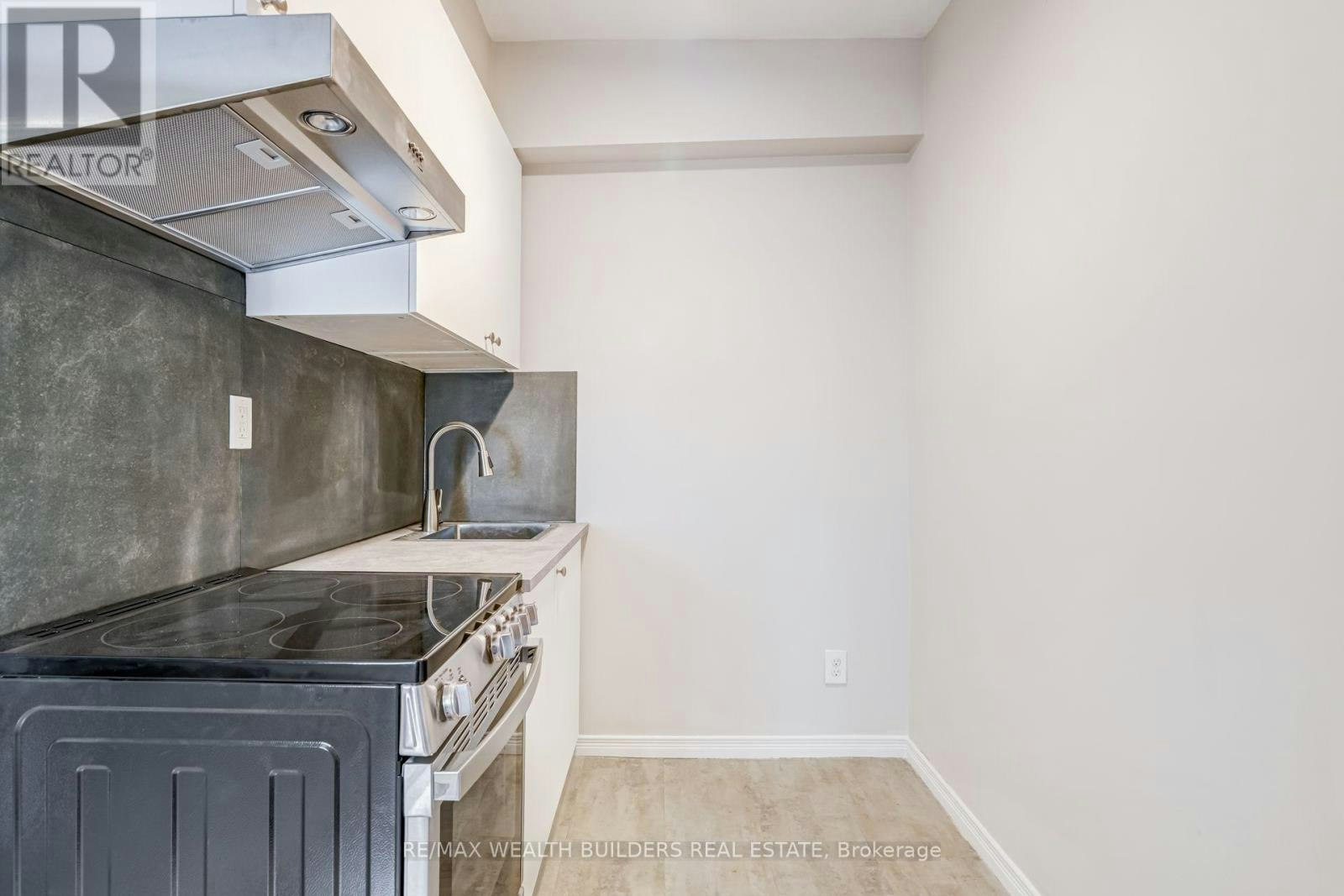 UPPER 2-2443 Dundas Street W, Toronto, ON, M6P 1X3 - 6
