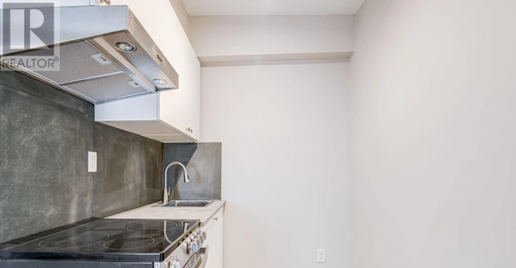 UPPER 2-2443 Dundas Street W, Toronto, ON, M6P 1X3 - 6