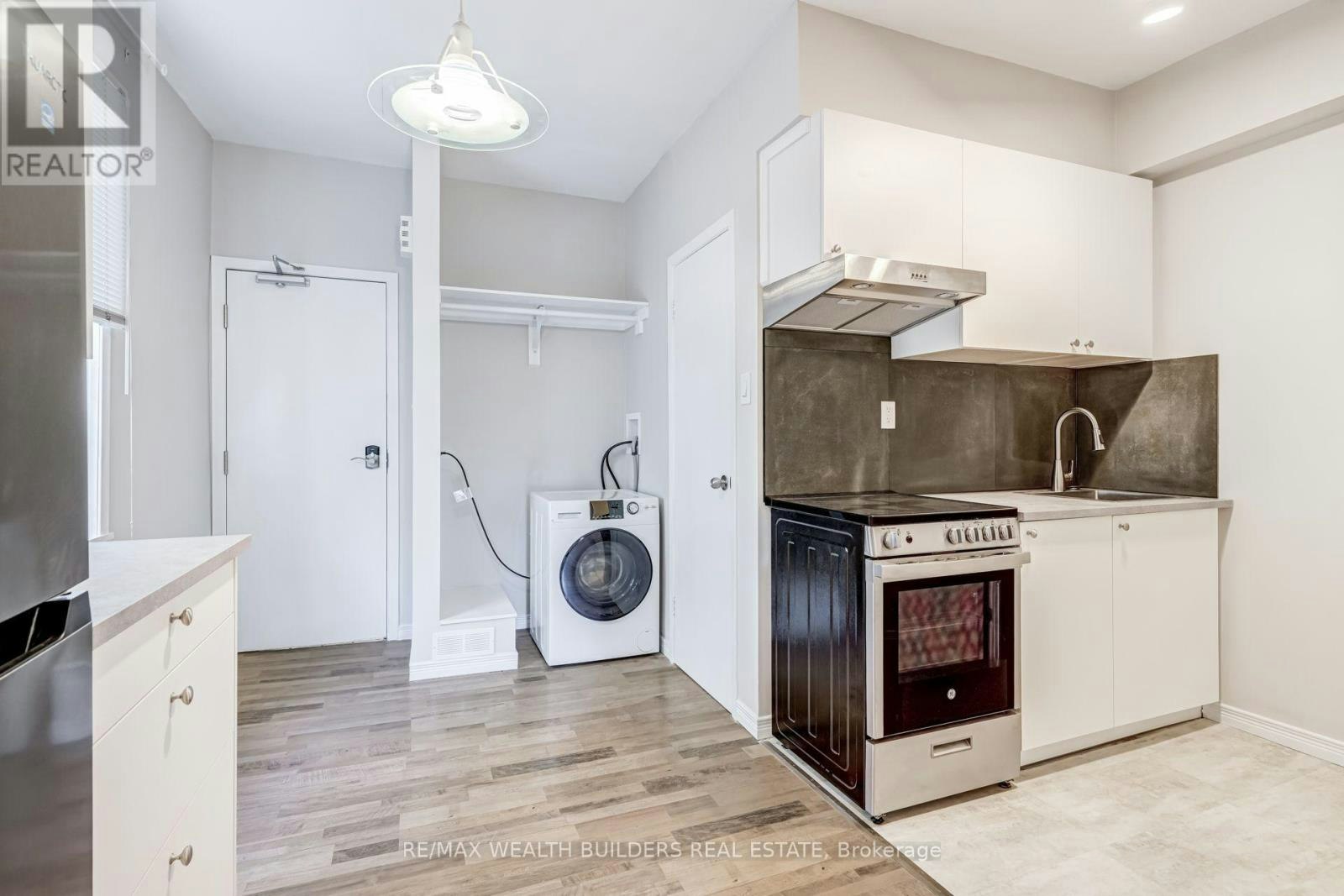 UPPER 2-2443 Dundas Street W, Toronto, ON, M6P 1X3 - 3