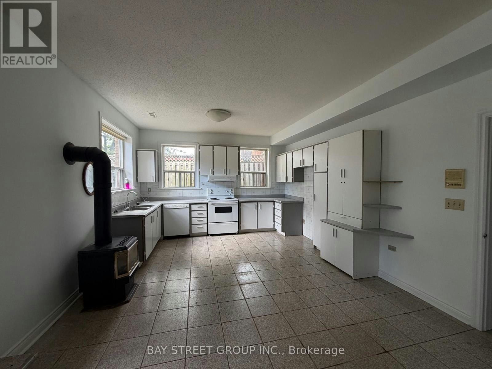 10 Benalto Road, Toronto, ON, M6A 2R8 - 2