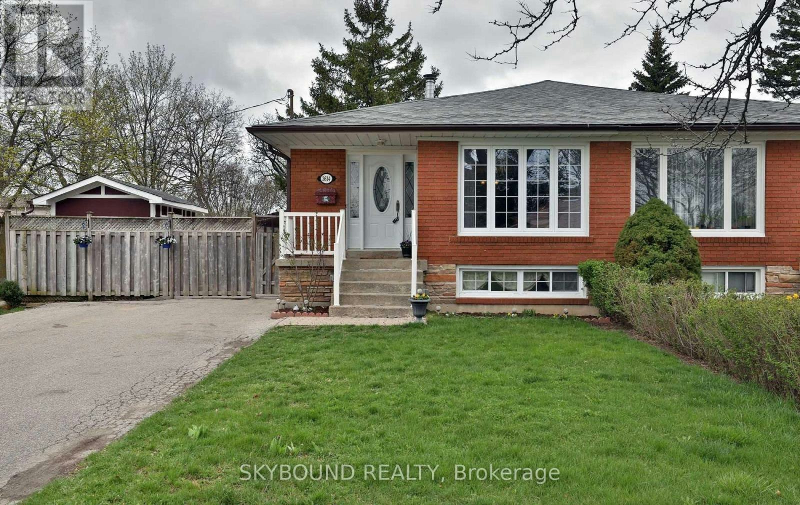 3614 Holden (Unit 1 Crescent, Mississauga, ON, L5A 2V8