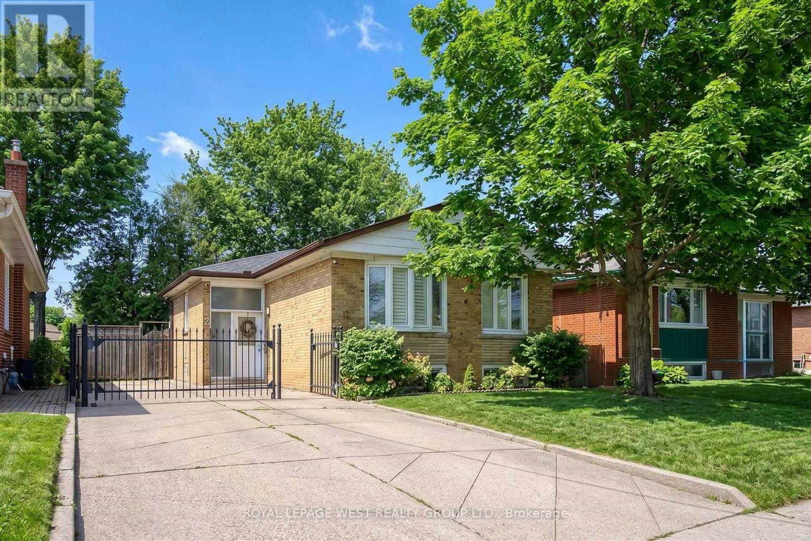 12 Leavenworth Crescent, Toronto, ON, M9C 1T4