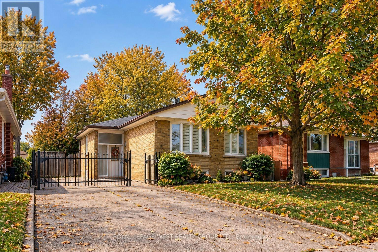 12 Leavenworth Crescent, Toronto, ON, M9C 1T4