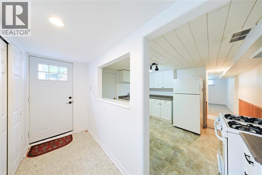 Lower-237 Essex Street, Sarnia, ON, N7T 4S3 - 2