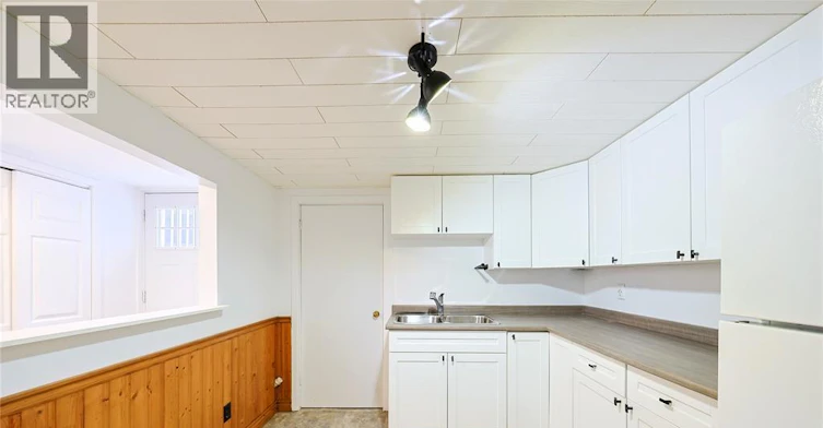 Lower-237 Essex Street, Sarnia, ON, N7T 4S3 - 5
