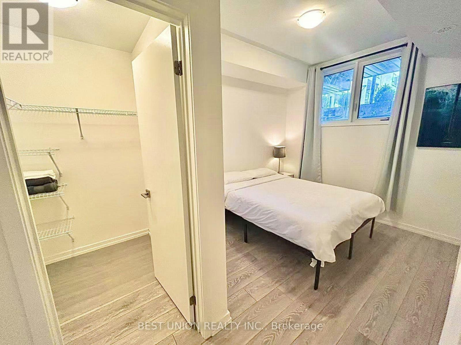 20-22 Lytham Green Circle, Newmarket, ON, L3Y 0H3 - 12