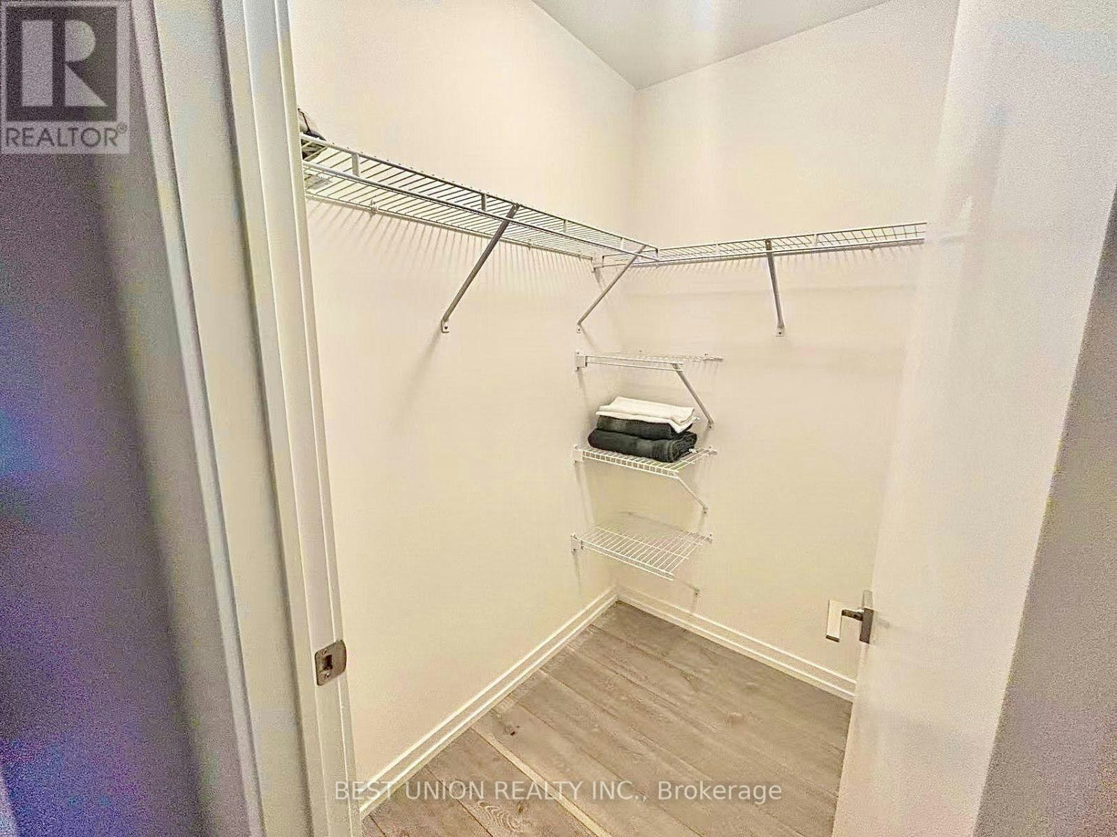 20-22 Lytham Green Circle, Newmarket, ON, L3Y 0H3 - 14