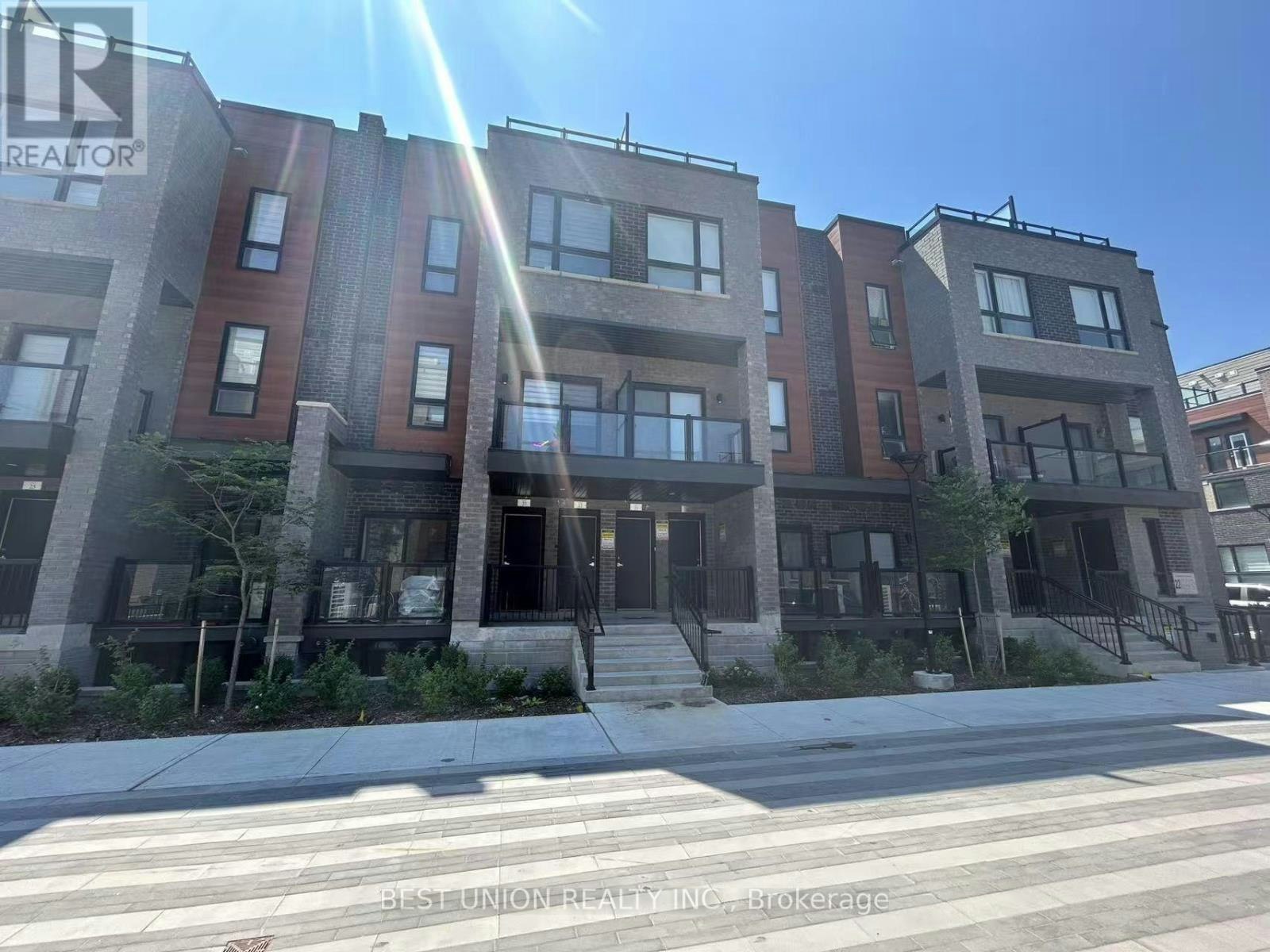 20-22 Lytham Green Circle, Newmarket, ON, L3Y 0H3