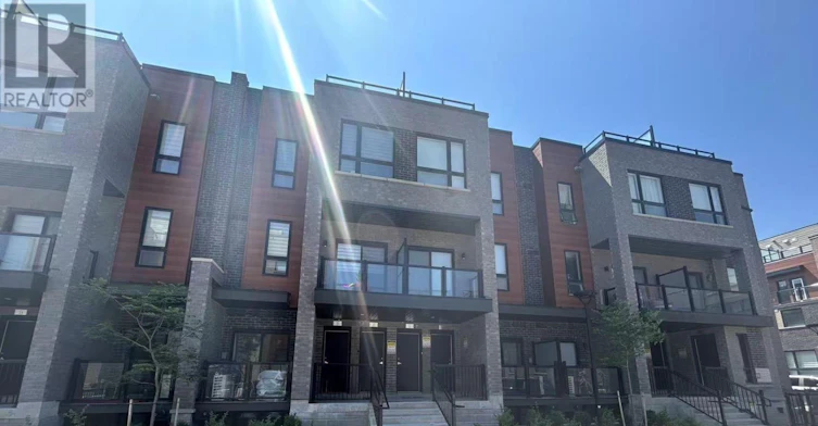 20-22 Lytham Green Circle, Newmarket, ON, L3Y 0H3