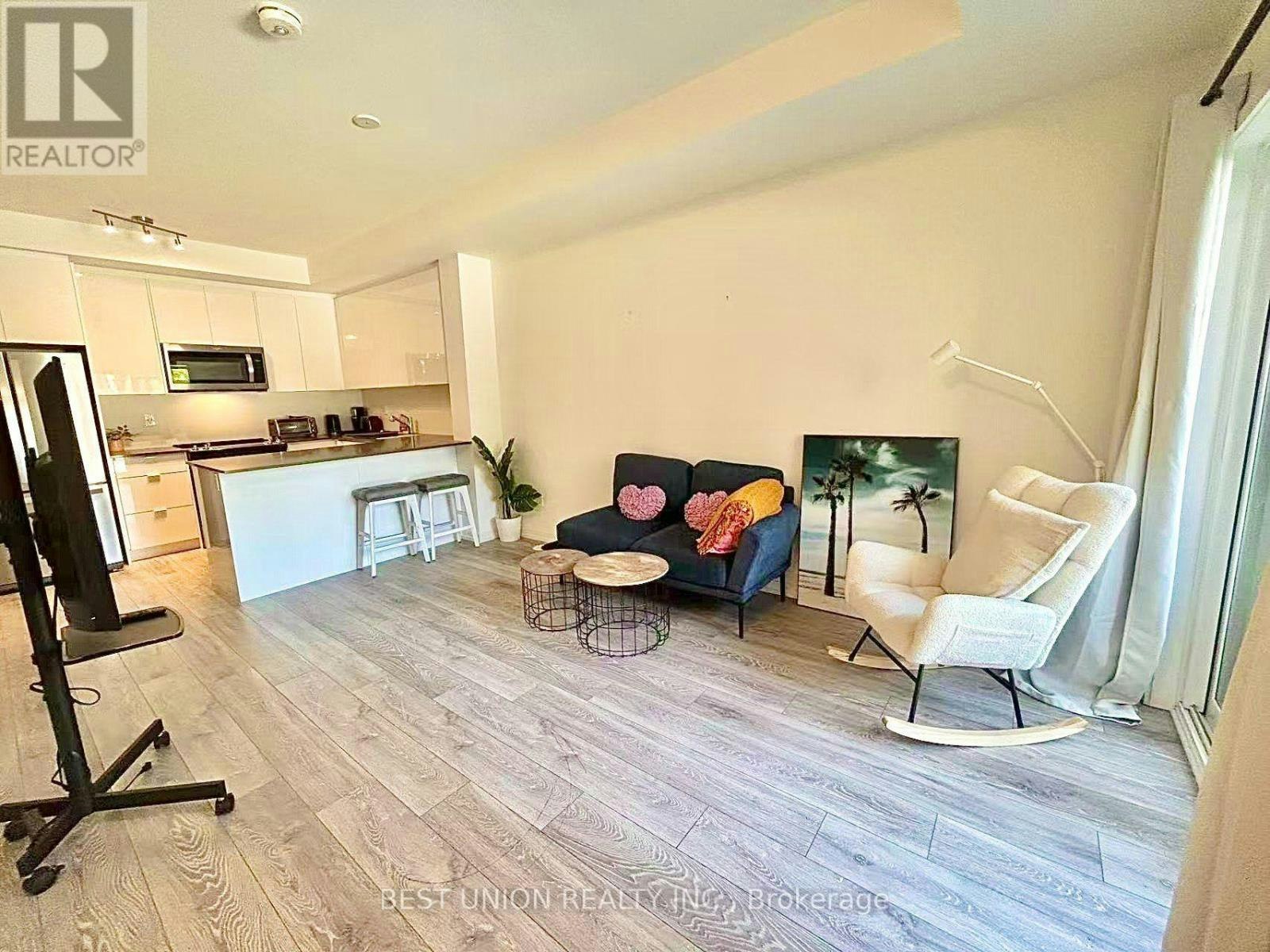 20-22 Lytham Green Circle, Newmarket, ON, L3Y 0H3 - 16