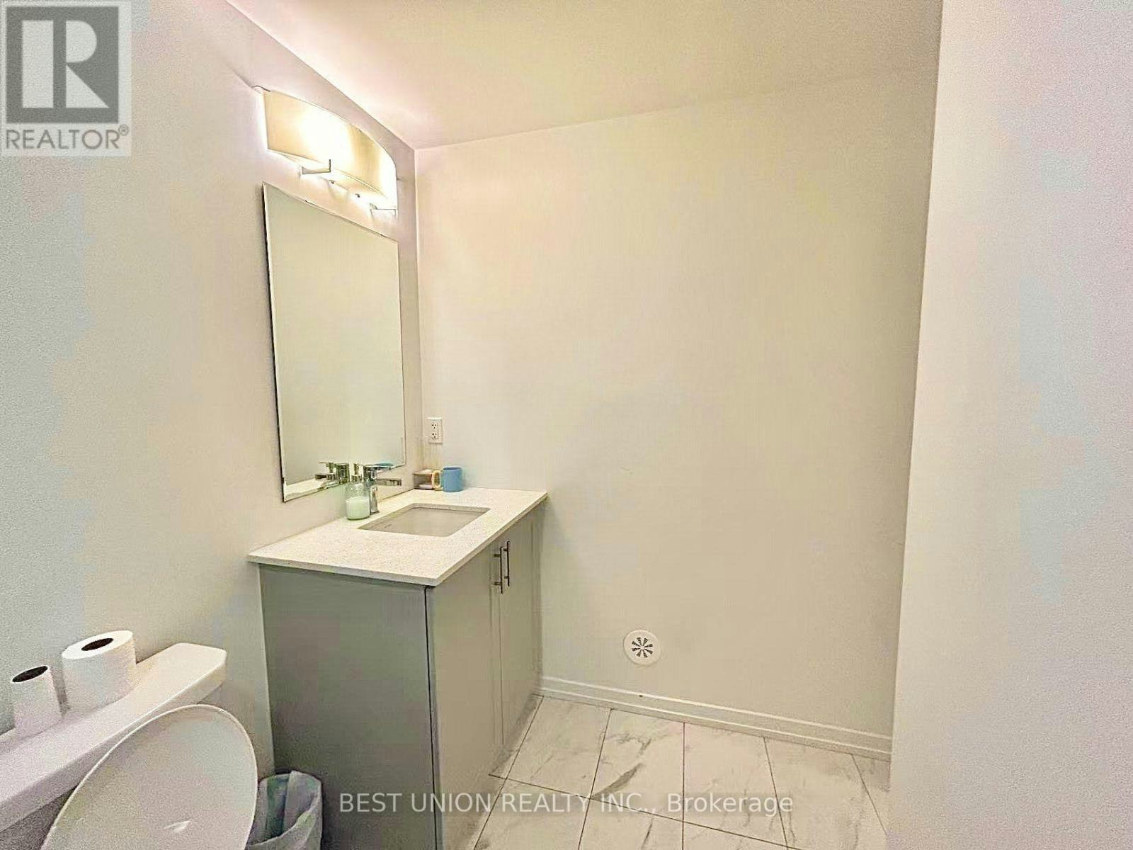 20-22 Lytham Green Circle, Newmarket, ON, L3Y 0H3 - 11