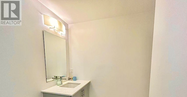 20-22 Lytham Green Circle, Newmarket, ON, L3Y 0H3 - 11