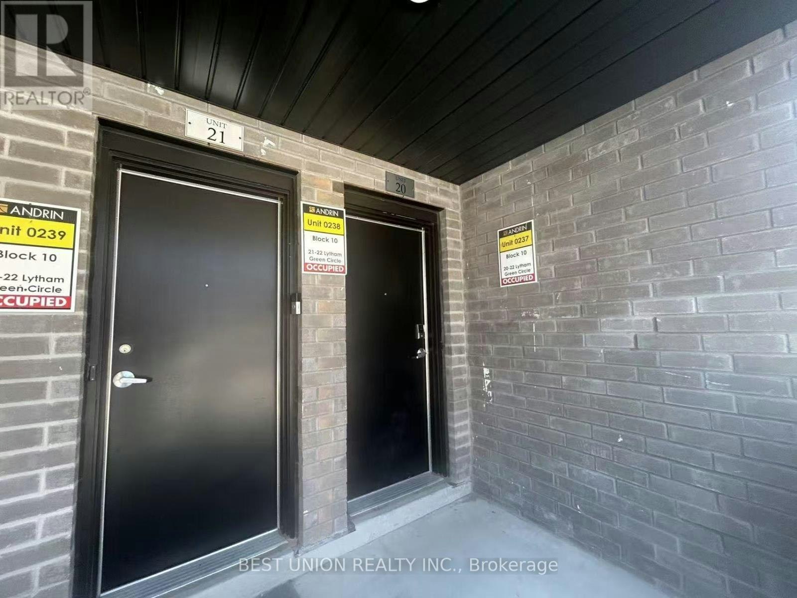 20-22 Lytham Green Circle, Newmarket, ON, L3Y 0H3 - 2