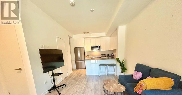 20-22 Lytham Green Circle, Newmarket, ON, L3Y 0H3 - 3