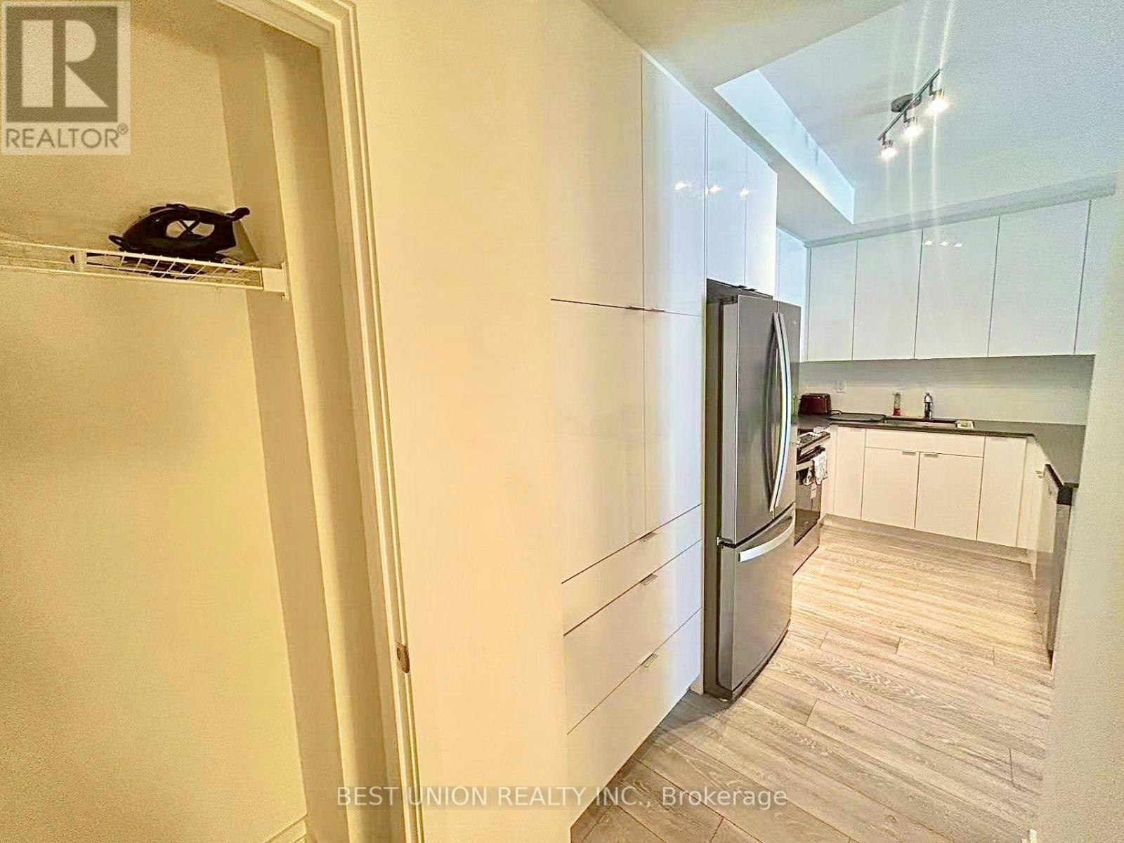 20-22 Lytham Green Circle, Newmarket, ON, L3Y 0H3 - 13