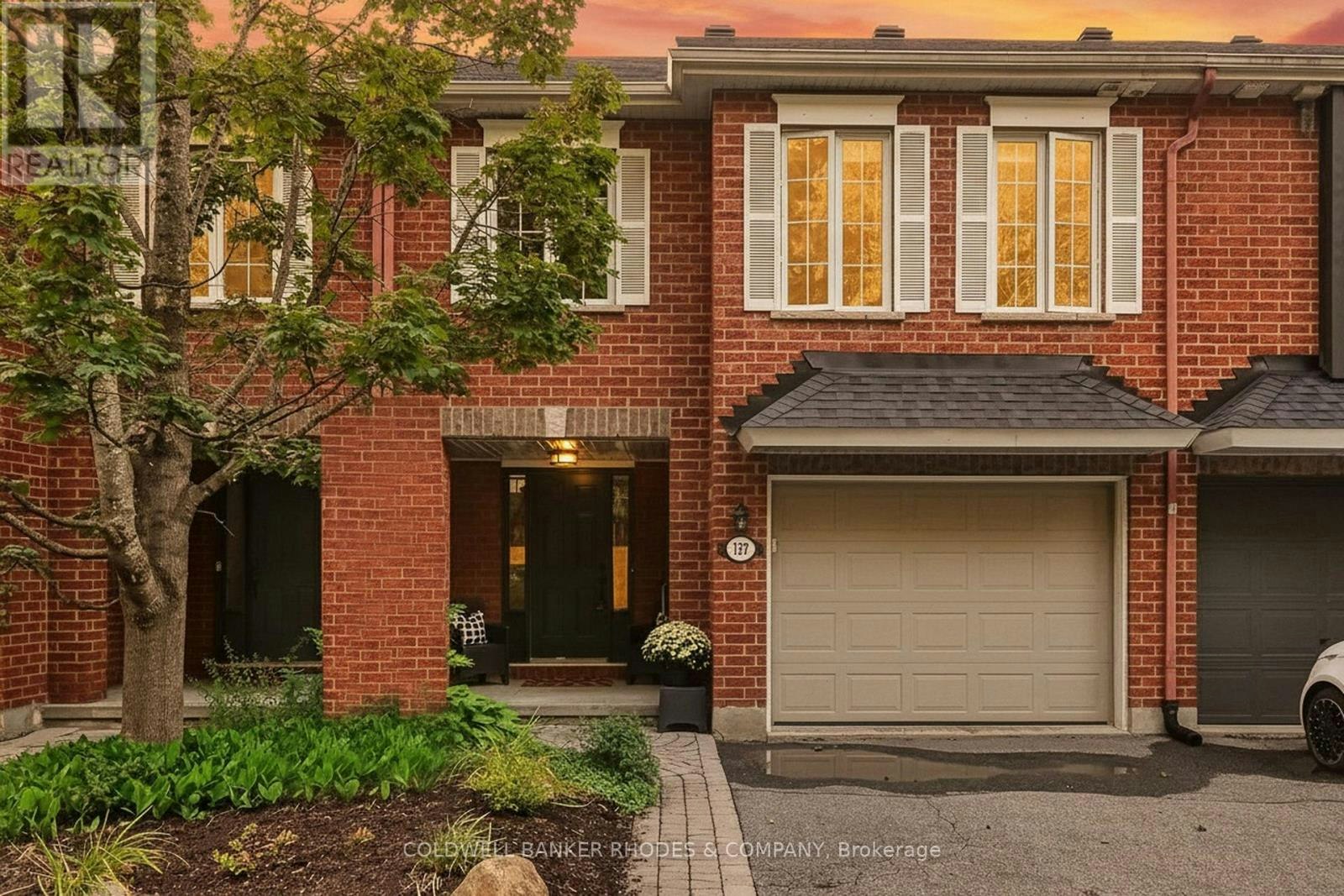 157 Gladeview Private, Ottawa, ON, K1T 4C4