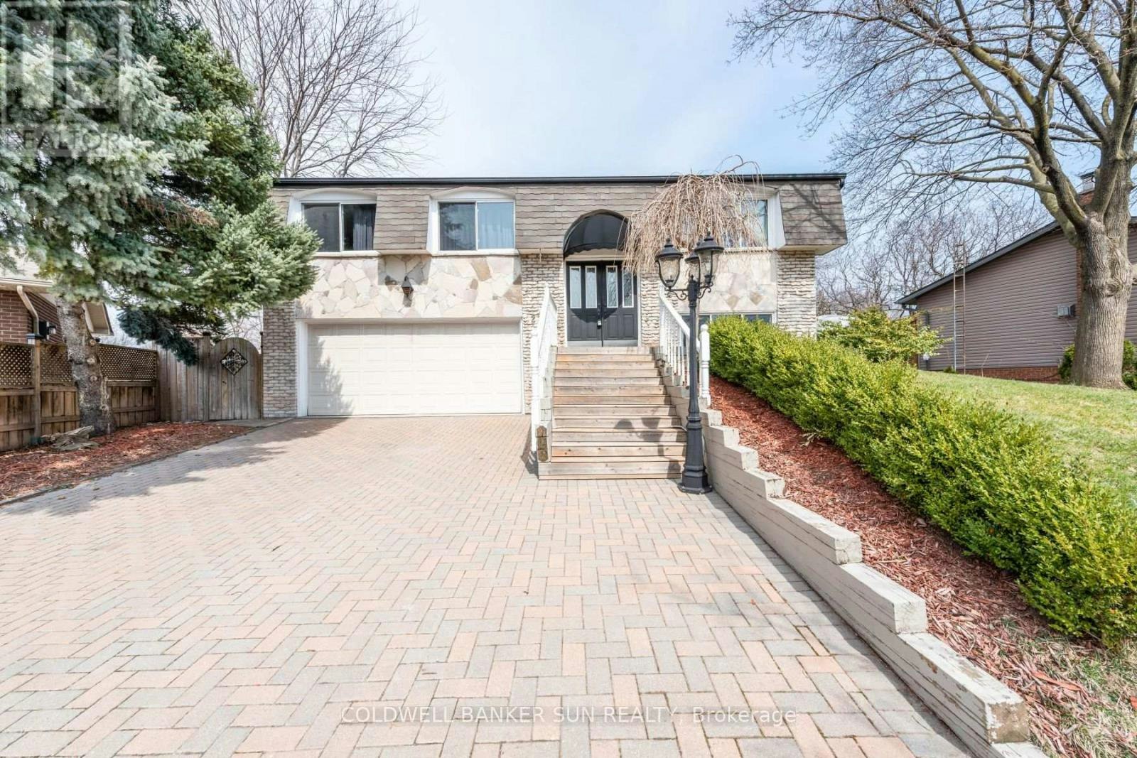 2483 Yarmouth Crescent, Oakville, ON, L6L 2M9