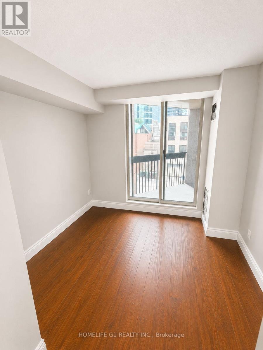 301-633 Bay Street, Toronto, ON, M5G 2G4