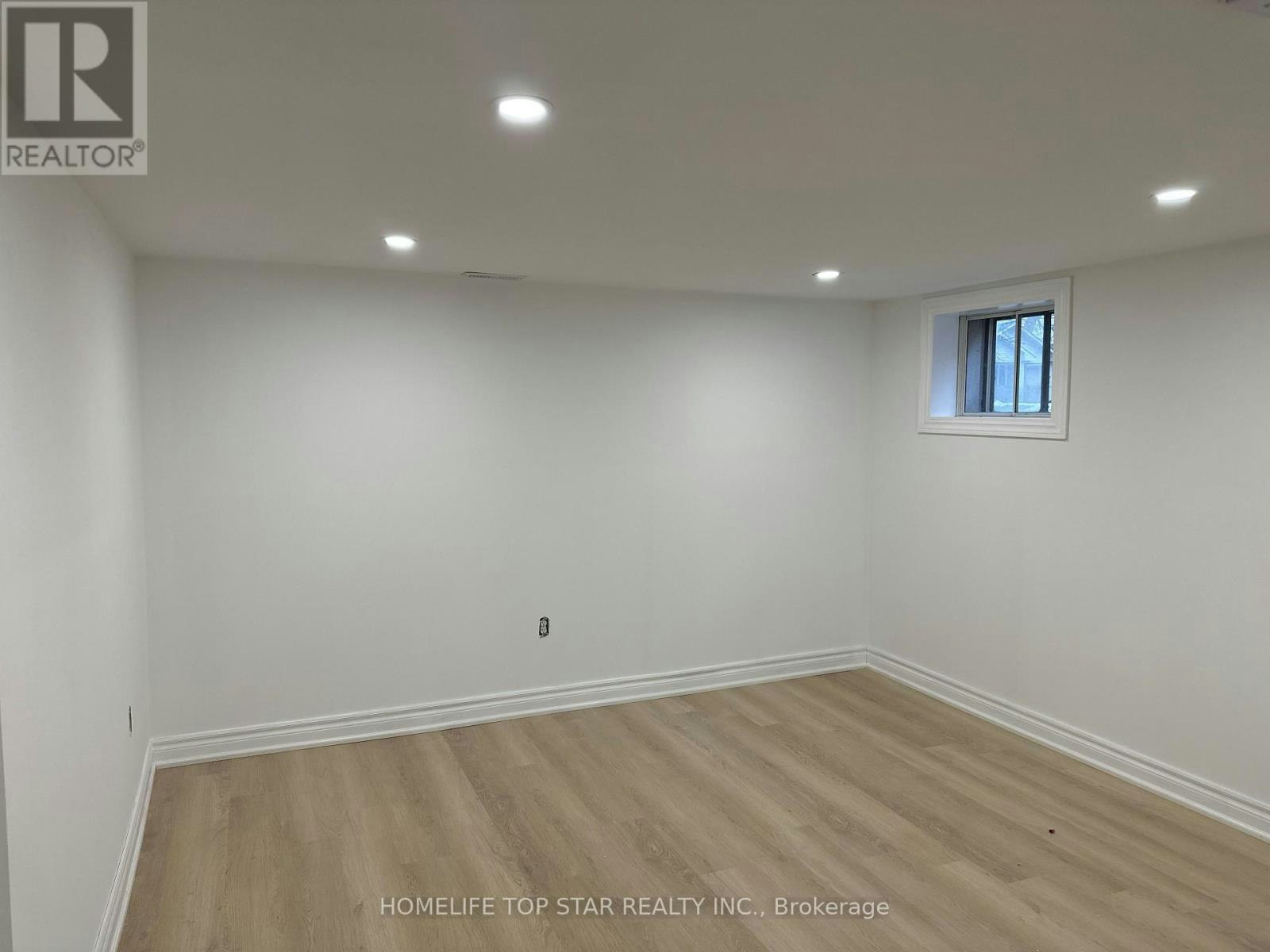 BACHELOR-38 Cartier Crescent, Richmond Hill, ON, L4C 2N2 - 2