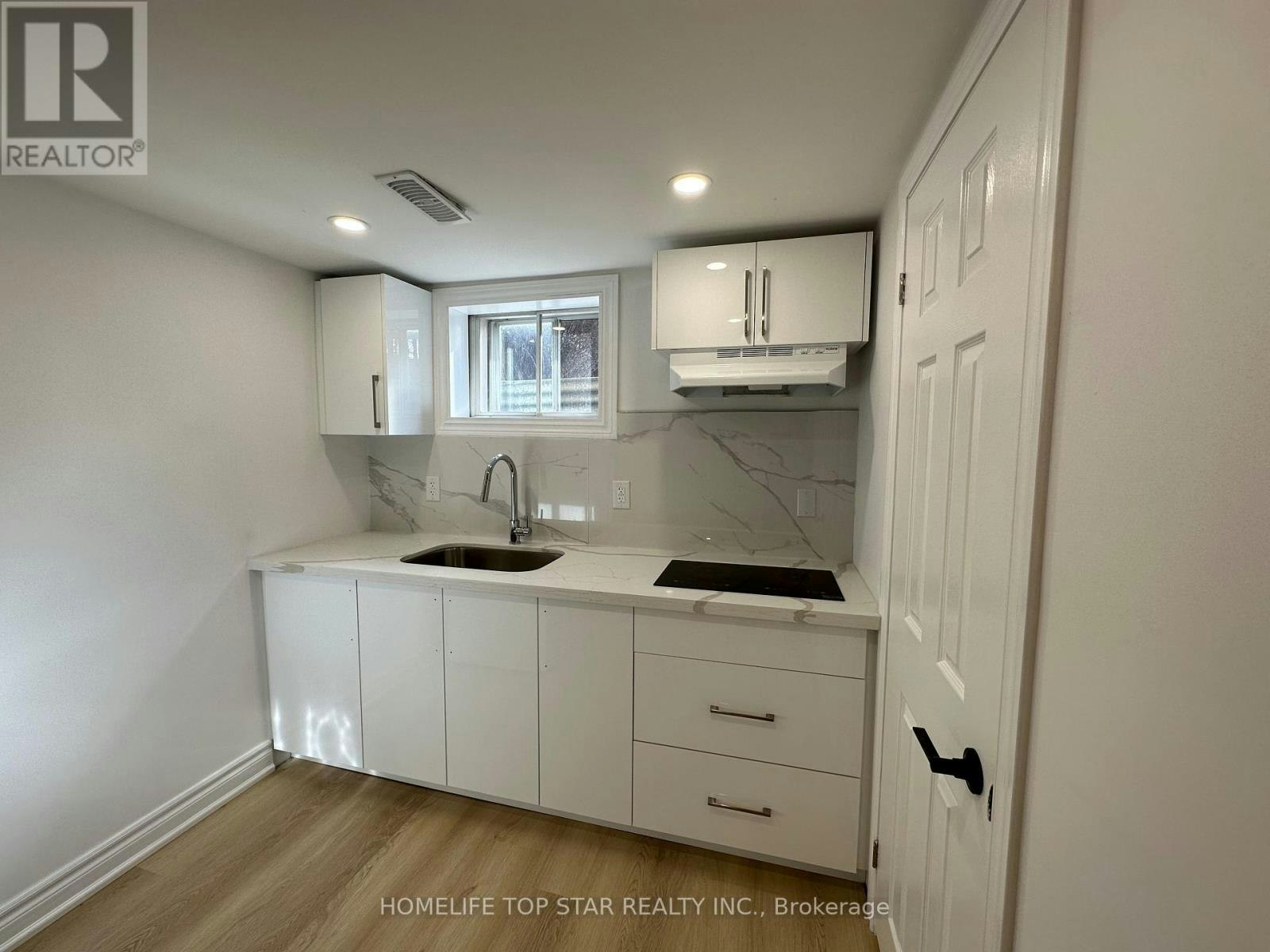 BACHELOR-38 Cartier Crescent, Richmond Hill, ON, L4C 2N2 - 3