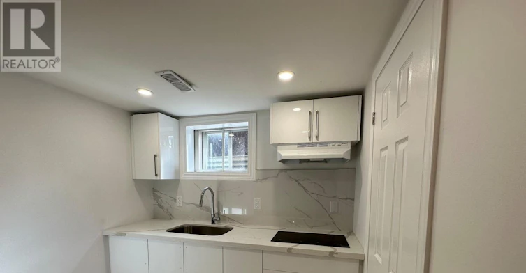 BACHELOR-38 Cartier Crescent, Richmond Hill, ON, L4C 2N2 - 3