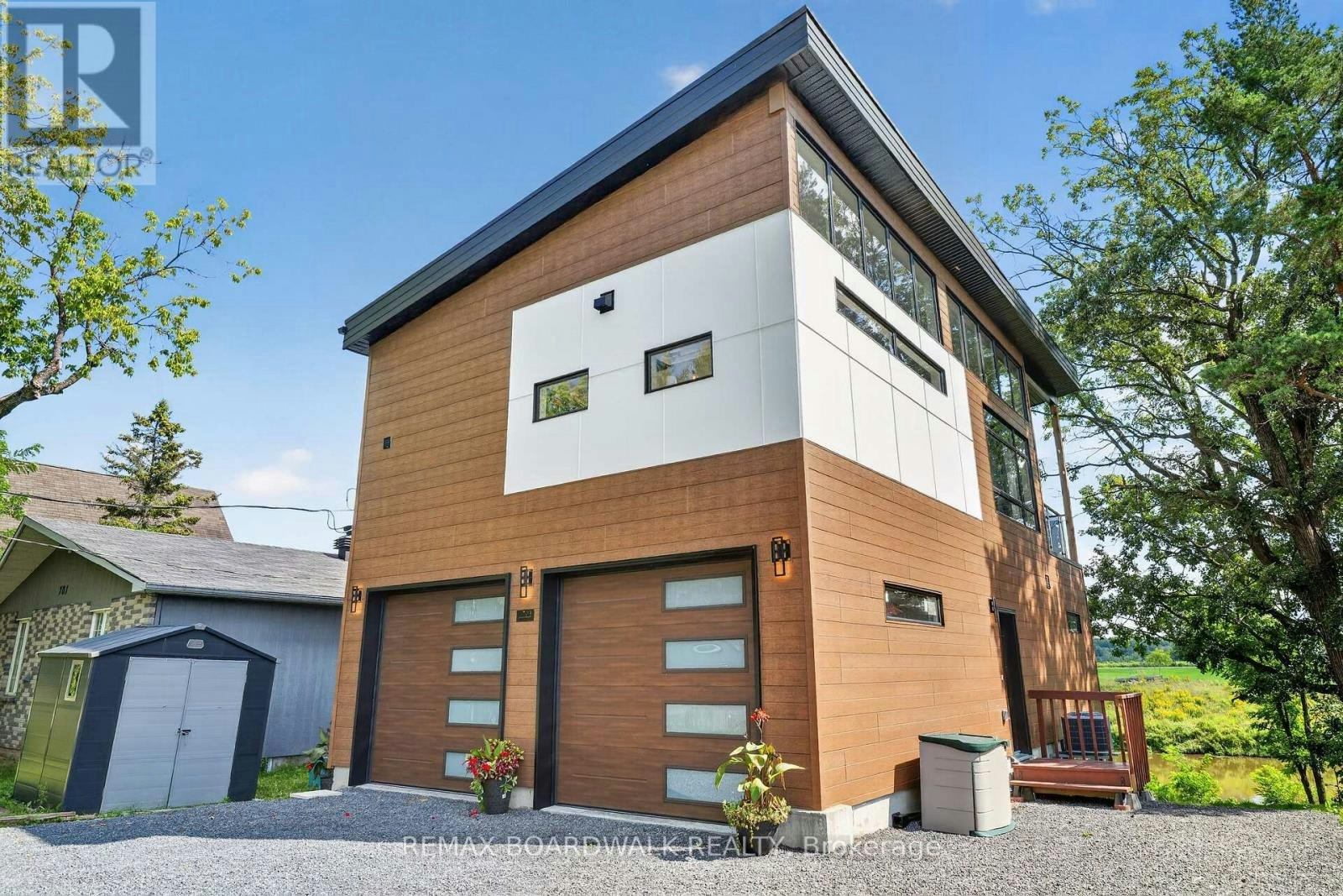 703 Montee Lebrun, Limoges, ON, K0A 1M0