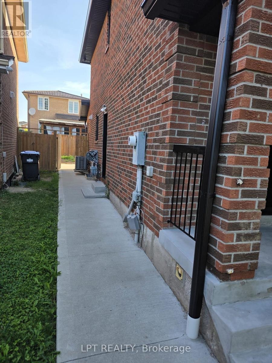 17 Alabaster Drive, Brampton, ON, L6V 4E5 - 2