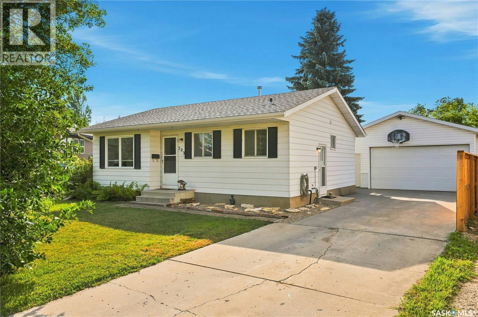 203 Michener Crescent, Saskatoon, SK, S7L 5T9