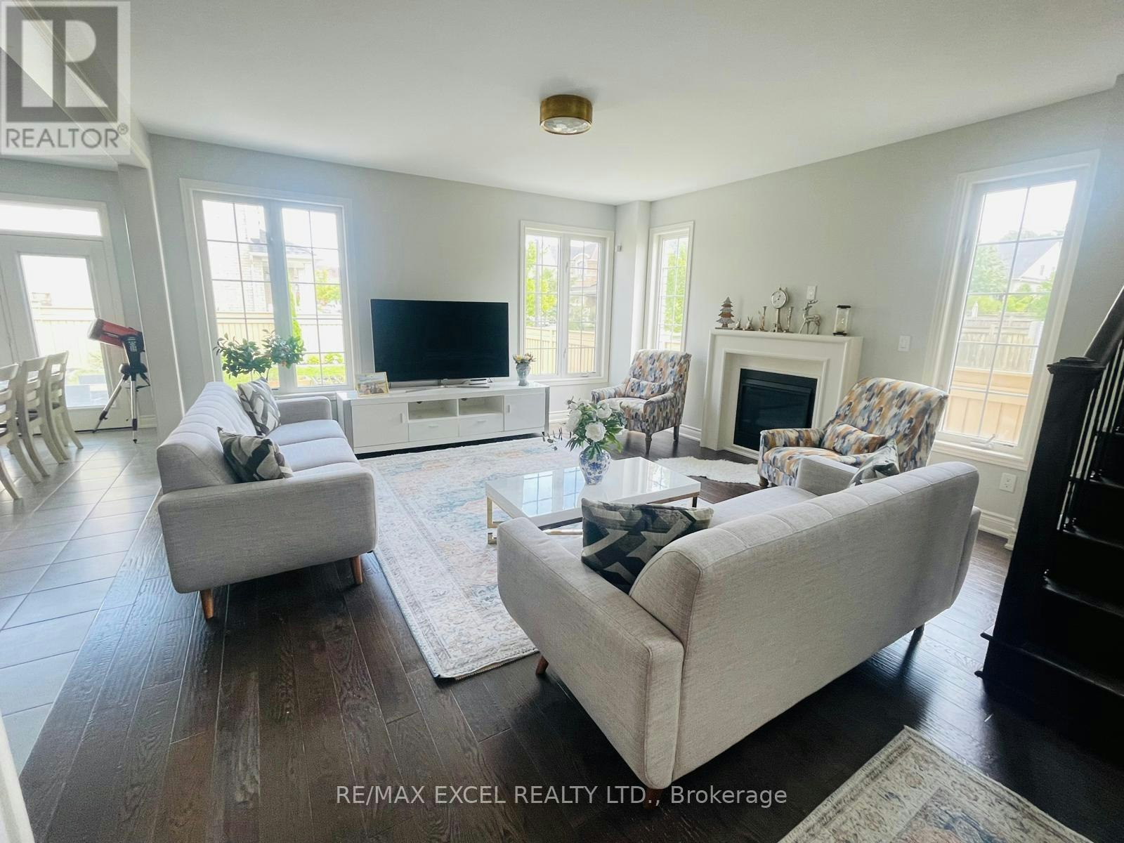 2 Peter Miller Street N, Aurora, ON, L4G 0W9 - 26