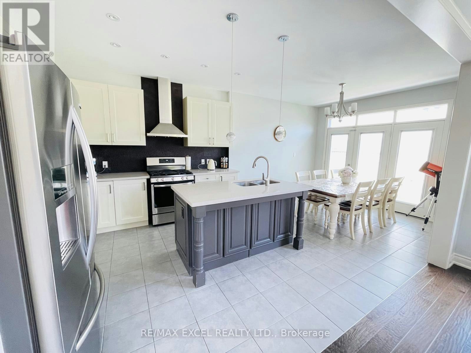 2 Peter Miller Street N, Aurora, ON, L4G 0W9 - 34