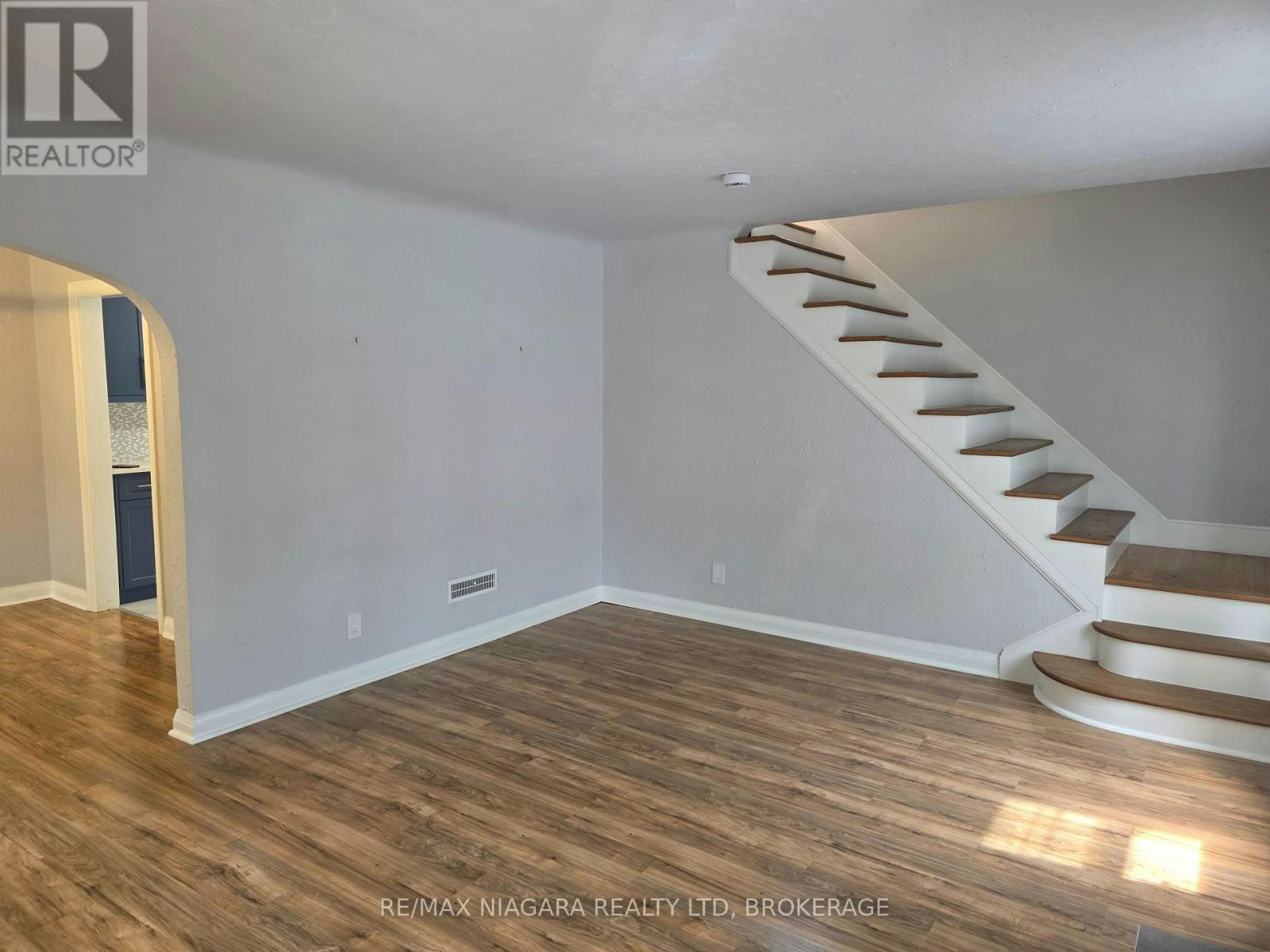 5944 Dorchester Road, Niagara Falls, ON, L2G 5S9 - 9