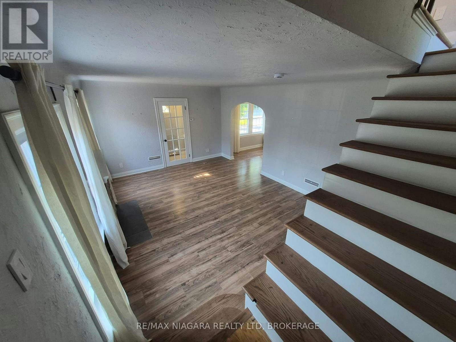 5944 Dorchester Road, Niagara Falls, ON, L2G 5S9 - 5